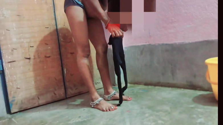 Trilokinath: Desi Ấn Độ bhabhi lần đầu tiên làm sạch sau khi họ đụ họ...
