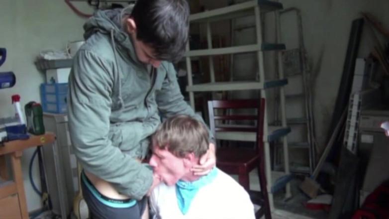 Gaybareback: Von top-dominant mit einem blowjob benutzt