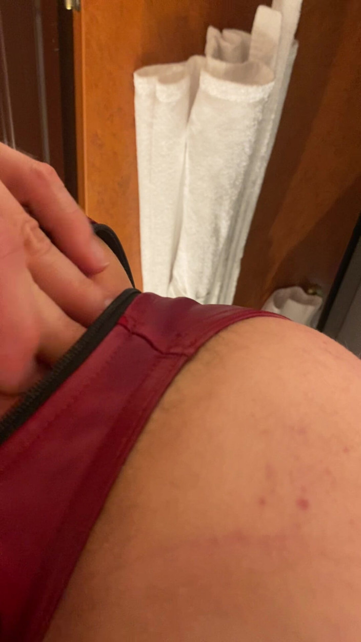 FlowingSpring247: Medias rojas de látex con consolador en la masturbación
