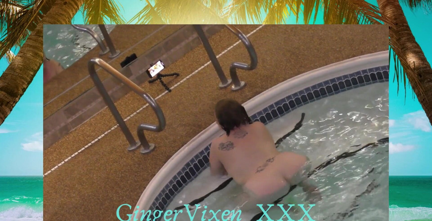 GingerVixen.XXX: 裸で泳ぐ。