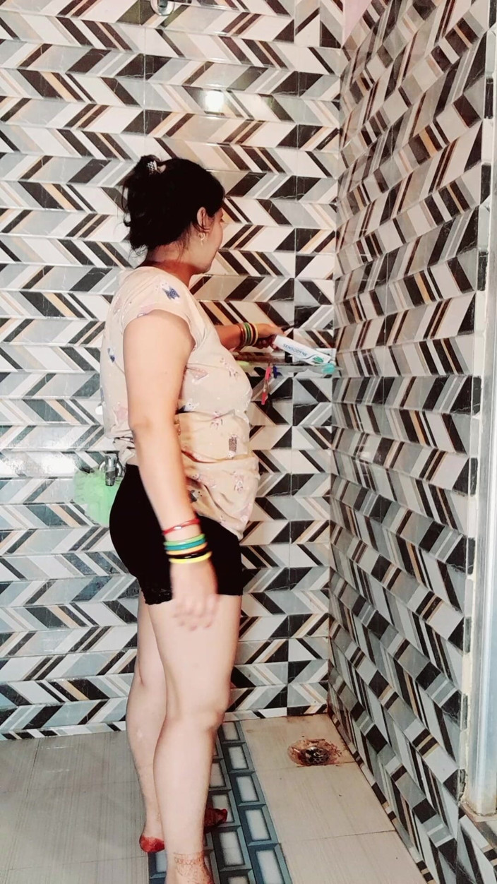 Puja555: Puja Bhabhi浴室シーンDesi妻