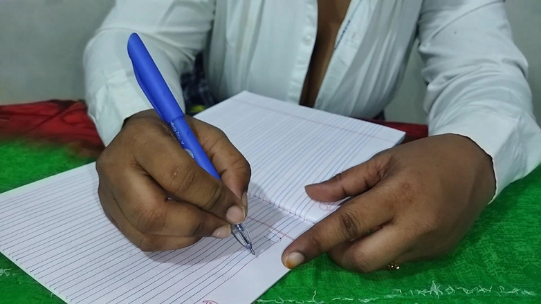 Angoori: Une étudiante indienne s’embrasse avec son copain