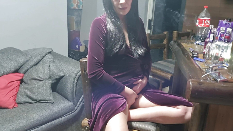 PussyGalore: Linda chica se muestra y se folla con los dedos