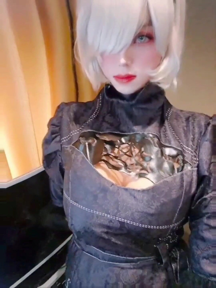 Harinni: Cosplayer 2b kích thích con cu mập mạp của cô ấy trong...