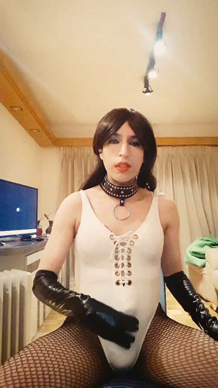 Tammy sissy slave: Crossdresser banci teruja dalam pakaian renang putih