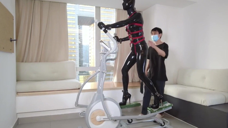 Aisan girl bondage: Mz27 - una chica atada en látex camina en una cinta