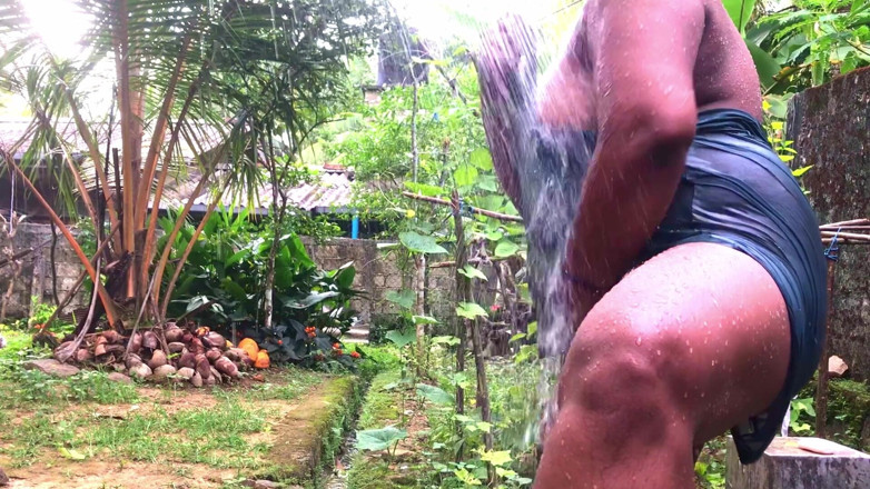 Naughty Jaanu: Une bhabhi desi indienne se baigne dehors en chemise de...
