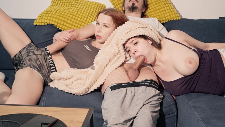 Mollykit: TV를 보면서 의붓자매들에게 비밀을 말하는 것