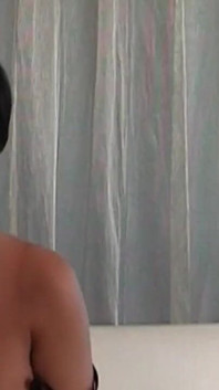Ateşli orta yaşlı seksi kadın Shay Fox sıkı elbiseli seksi uzun bacaklarını ortaya çıkarıyor