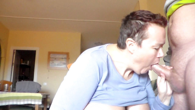 Sex hub couple: John sert yarağıyla Jen'in ağzını sikiyor