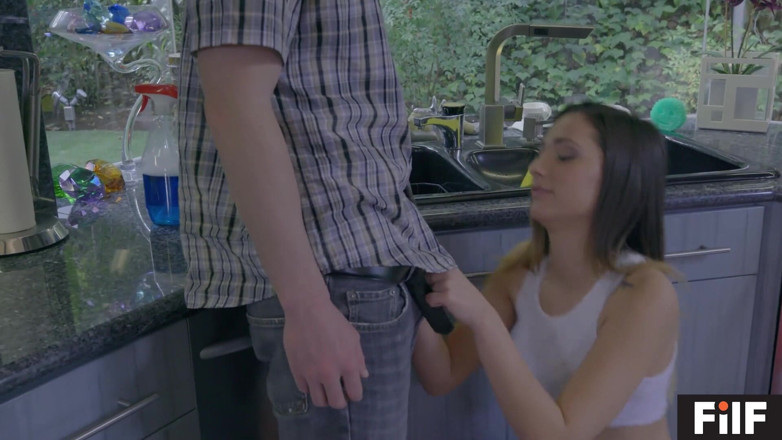 FILF - Father I'd Like To Fuck: Зведена сестра Джей Саммерс смокче і трахає свого зведеного брата-збоченця