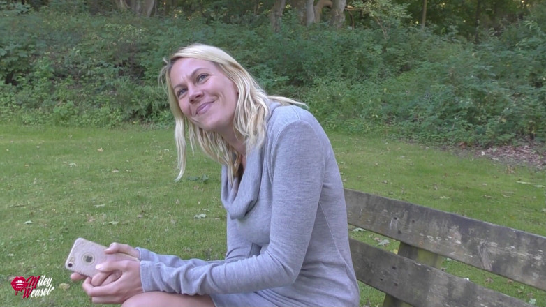 Miley Weasel: Geiles Flittchen Im Park Erkannt Und Vollgespritzt!!!