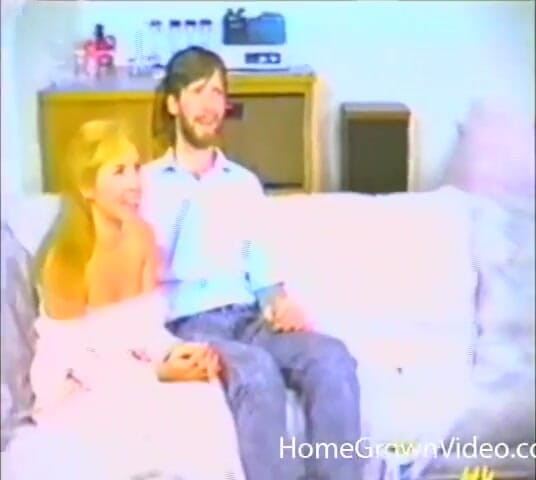 Homegrown Vintage: Блондинке долбят ее киску на диване