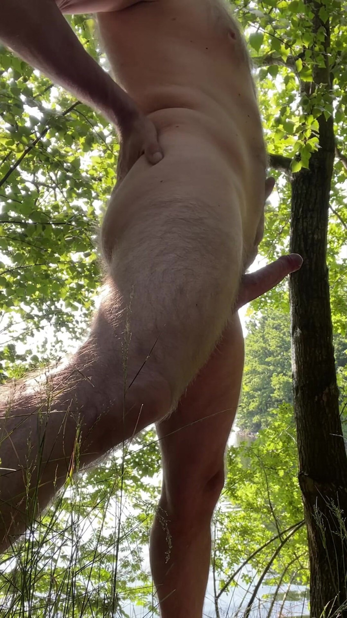 xandronX: J’adore être nue dans les bois et me masturber