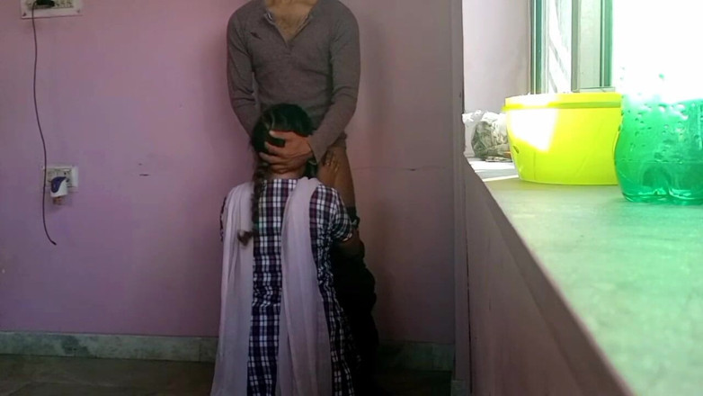 Fantacycutting: Chica universitaria recién admitida acepta a su joven maestra para...