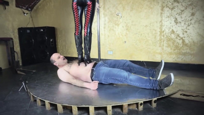 Lady Mesmeratrix Official: Latex femdom chick walking on slaves body