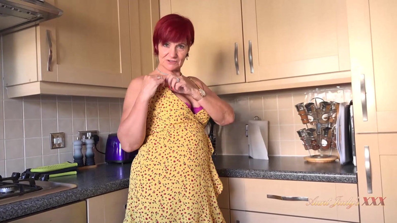 Aunt Judy's XXX: Auntjudysxxx - 64-річна домогосподарка місіс Лінда смокче твій член на кухні