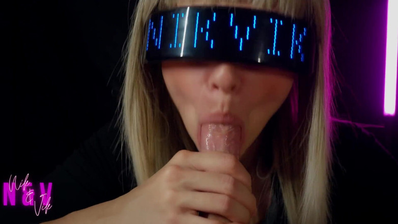 NikAndVik: Cyberpunk-mädchen gierigily lutscht das ganze sperma aus ihrem fan