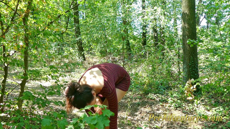 Pee Adventures: Açık havada soyunuyor ve işemek için çaresiz