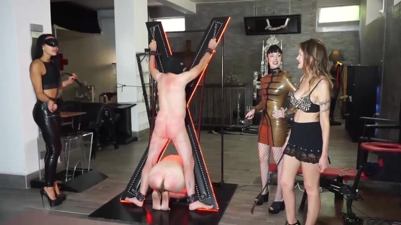 Lady Mesmeratrix Official: Trzy pisklęta femdom biczowanie i karze swoich niewolników