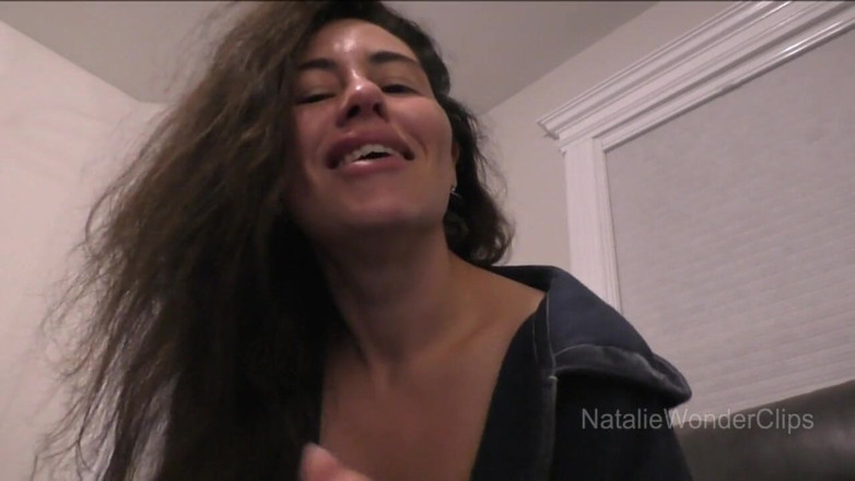 Natalie Wonder: 継母がエロティックくすぐりセッションで彼女の男の子にお金を払わせるように逃げることはありません