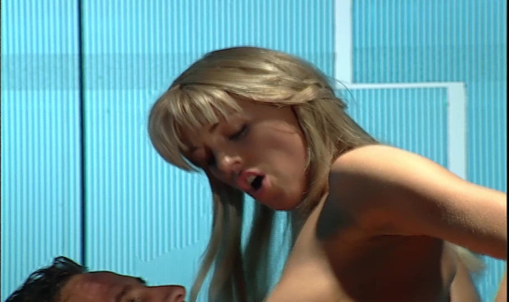 Antonio Adamo Film: Hermosa rubia obtiene su culo roto