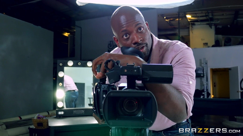 BRAZZERS: Brazzers - Johnny Sins quiere follar a la asistente de producción...