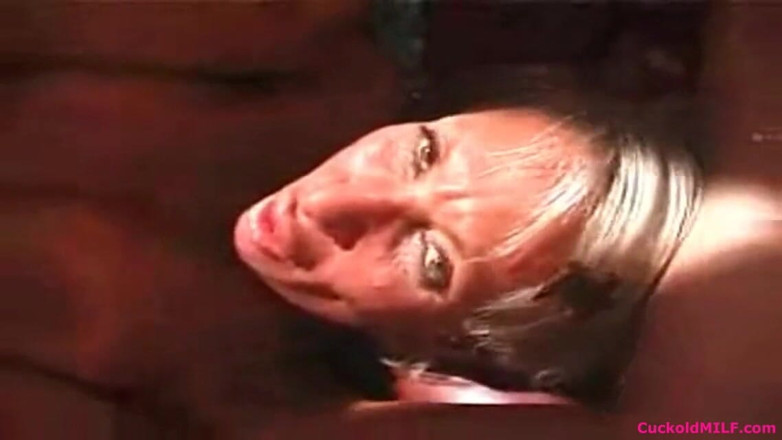 Cuckold MILF: Paroháč milf babička a její manžel se 2 býky
