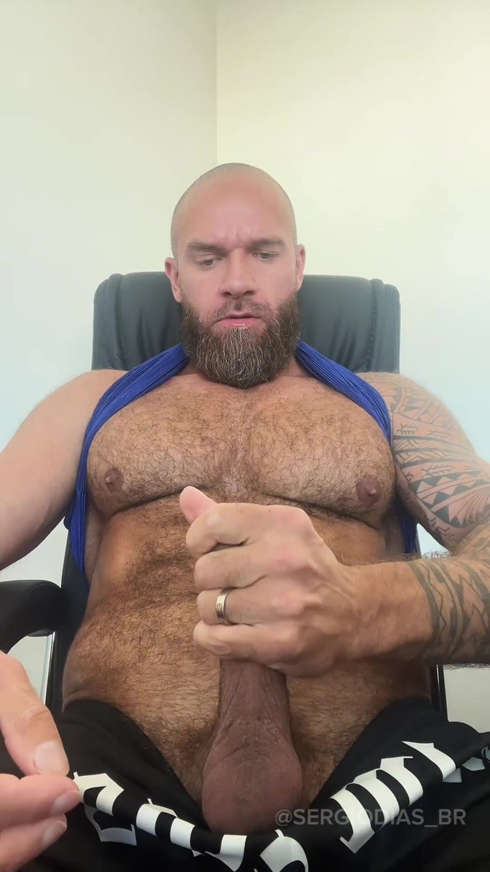 SergeBear_: Ведмідь з великими м'язами дрочить і кінчає