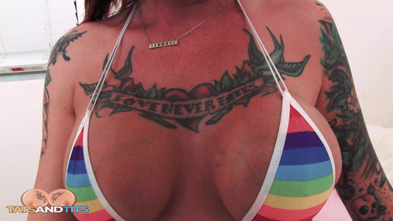 Tats And Tits: Anya Gold ošukaná velkým černým pérem