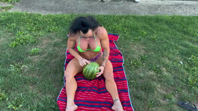 Kandylegsxxx: La miLF muscolare kandys in una schiacciamento della anguria in...