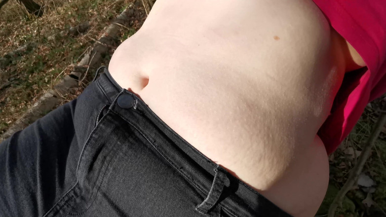 Bouncy Tits Action: Golpeando las tetas en el bosque