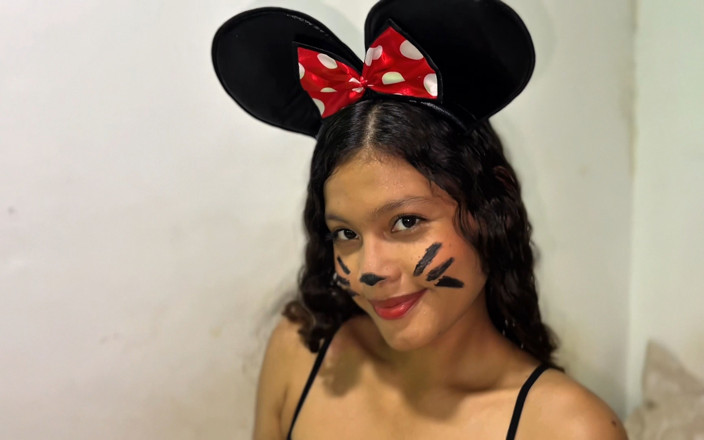 kafesexxx: Minnie mouse kecil menjadi sangat terangsang malam halloween ini.