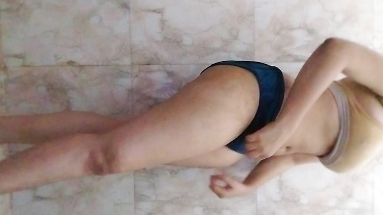 Riyathakur: Adik tiri hot desi colmek di memek