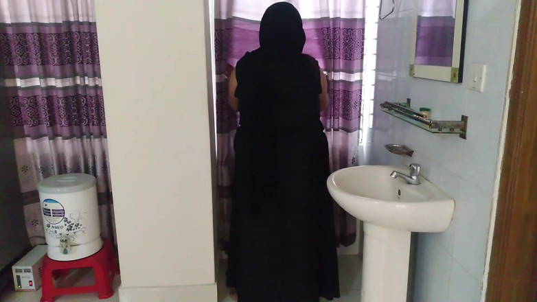 Aria Mia: Syrian Maid Cleans Saudi Owner's House in Black Burqa &amp; Hijab,...