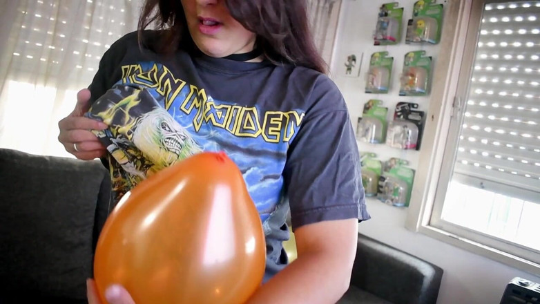 melu_world: La ragazza metal scoppia tutti i palloncini prima della festa -...