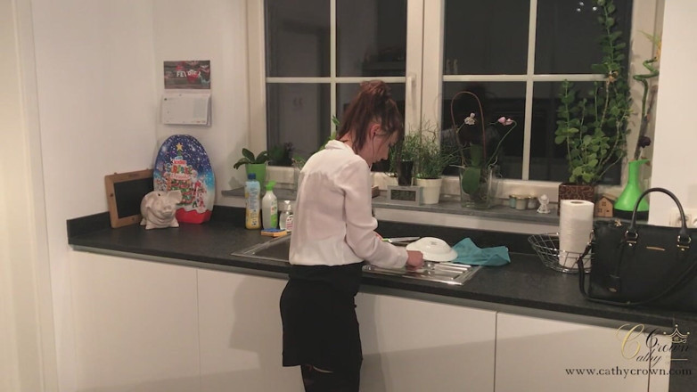 Cathy Crown Production: La donna borghese si masturba dopo il lavoro