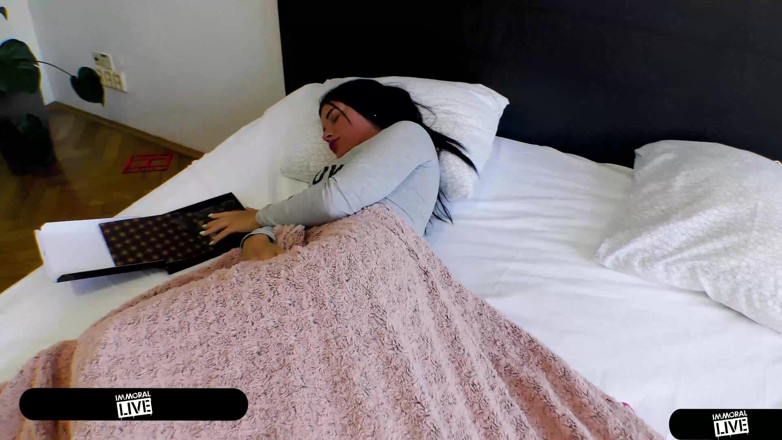 Immoral Live: Katarina Rina vibra el clítoris mientras Decano golpea su coño...