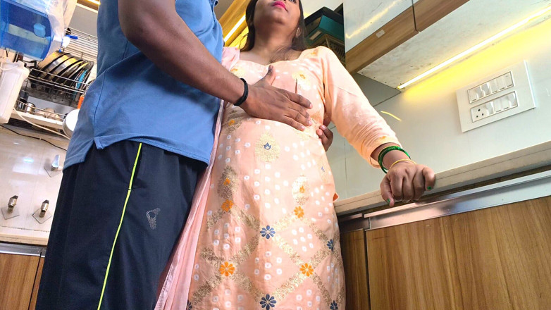 Kajal_pro: Une belle-mère desi en hindi se fait baiser par son...