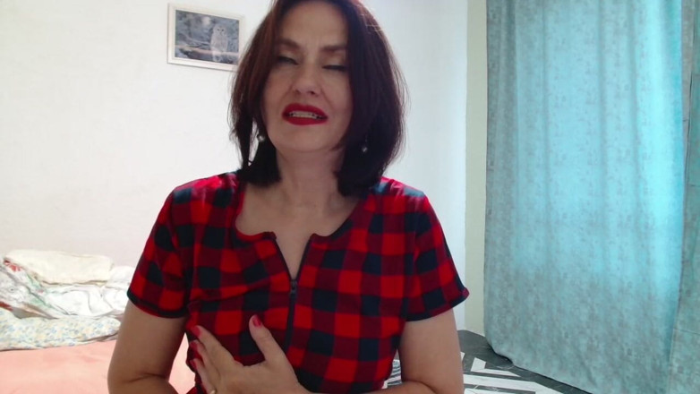 ANGELA_LADY: Ніжні торкання цицьок і стогони довели мамку до оргазму під столом