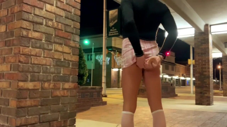 CindieLove: Si jalang panas yang menakjubkan dalam seluar dalam skirt pendek