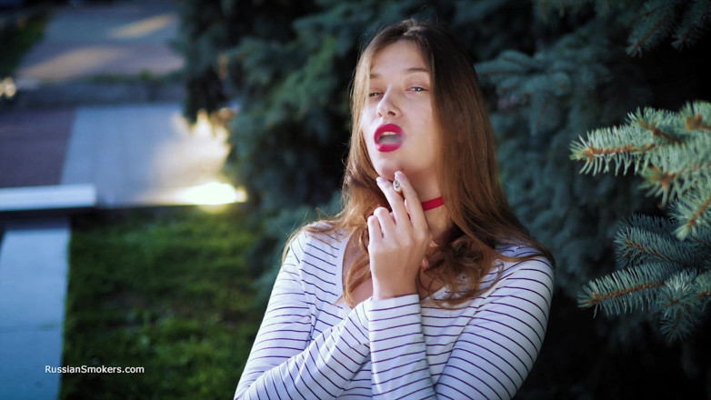 Russian Smokers: Sinnliches russisches mädchen raucht zigarette durch wellen