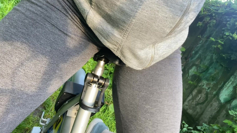 Elena917: 아침 자위와 오르가즘을 위해 자전거를 사용