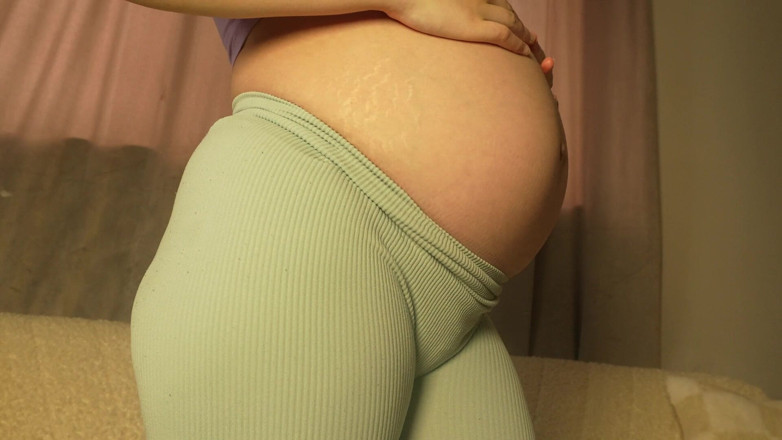 AmayaMori: Indische zwangere stiefmoeder cameltoe poesje doet in blauwe legging en...
