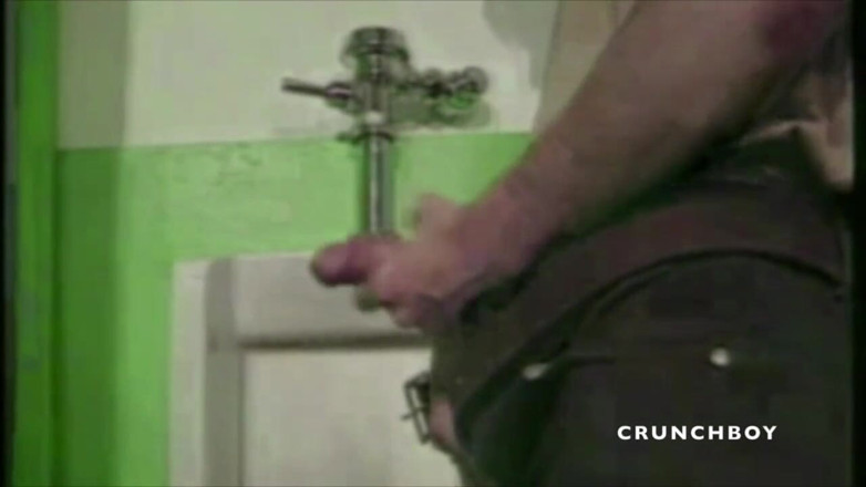 GAY VINTAGE PORN: Twinks ssie prosto w toaletach dziury w chwale