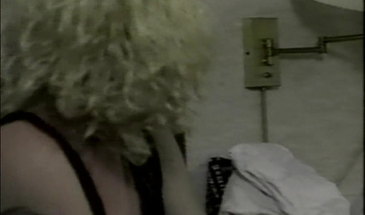 THAGSON CORE: Blond MILF's slarvig bottle stretch och droppande oral ecstasy