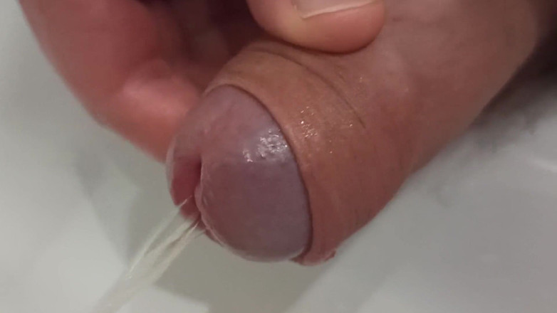 Kinky Guy: Foreskin писає і грає. Крупним планом, відео від першої особи