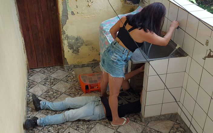 Kasallpimenta: 热辣人妻家庭主妇付钱给水管工弹跳鸡巴