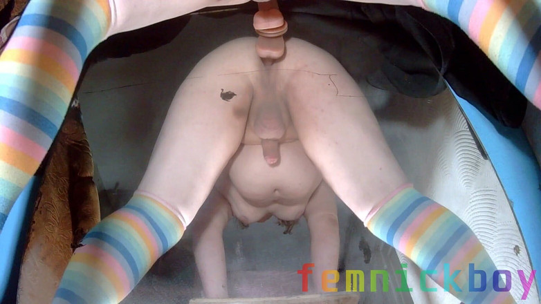 femnickboy: Banci femboy gemuk bermain dengan mainan kecilnya