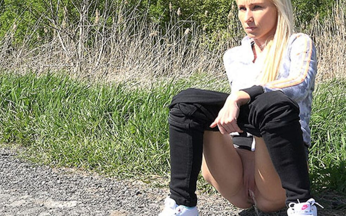 Puffy Network: Bright White Pompy od Got2Pee, gdzie dziewczyny przychodzą do sikania